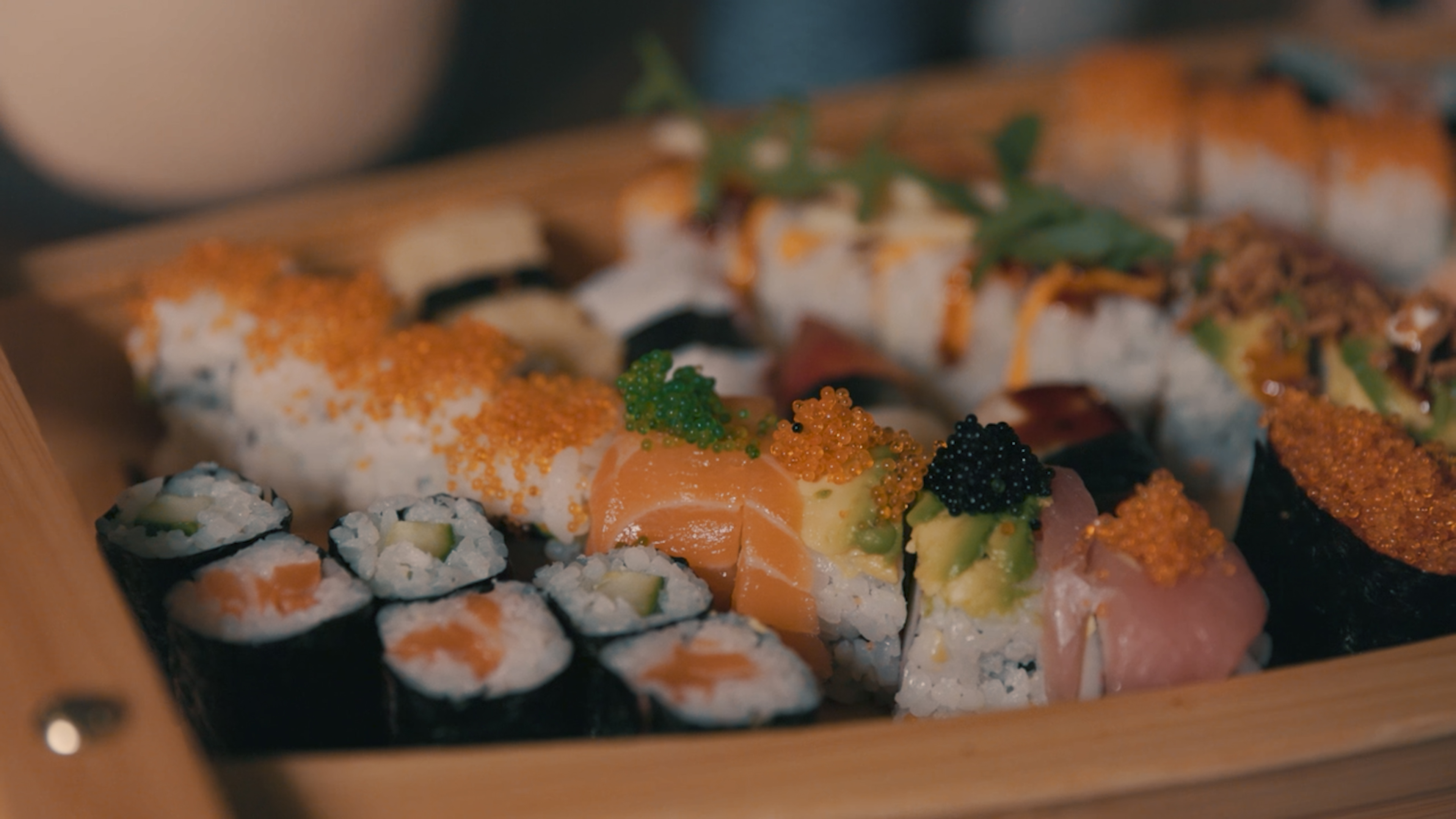 Sushi frais chez Sushi Miyazaki Montreux Ramen maison du restaurant japonais Sushi Miyazaki Tempura croustillant à Montreux Restaurant Sushi Miyazaki – intérieur du restaurant Sashimi frais préparé à la commande