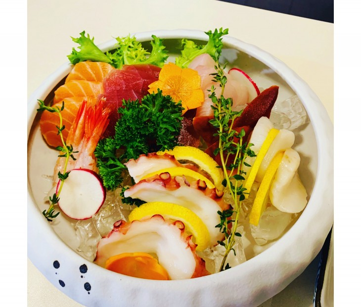 Sushi frais chez Sushi Miyazaki Montreux Ramen maison du restaurant japonais Sushi Miyazaki Tempura croustillant à Montreux Restaurant Sushi Miyazaki – intérieur du restaurant Sashimi frais préparé à la commande